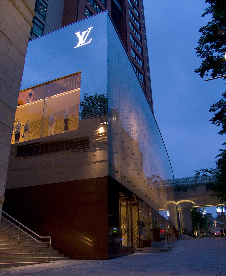 Louis Vuitton flagship store Roppongi Hills photographed by Hansen-Hansen.com